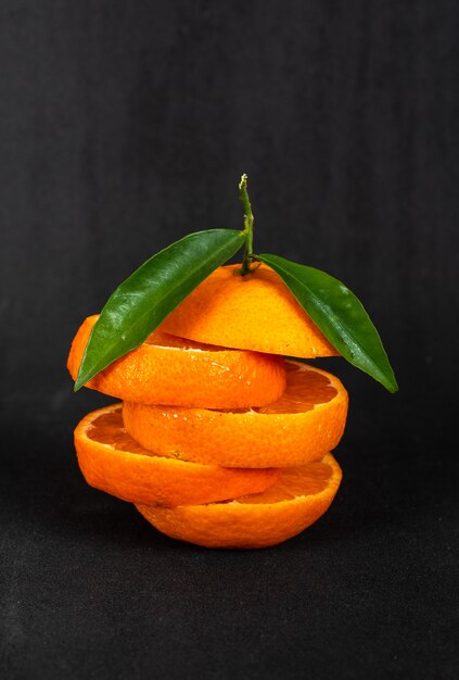 검은 표면에 오렌지 과일을 슬라이스