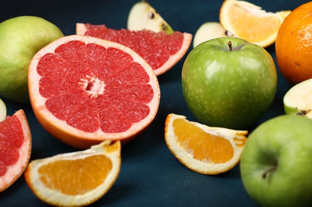 슬라이스 오렌지, 자몽 및 녹색 사과.