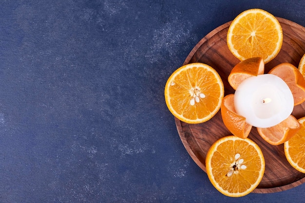 Free photo sliced oranges isolated on a wooden platter. high quality photo