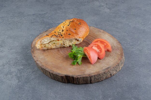 木片にチーズを詰めたスライスしたペストリー。