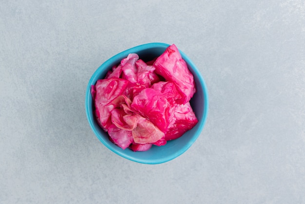 Free photo sliced picked purple cabbage in bowl on the marble surface