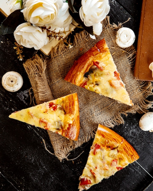 Free photo sliced pizza with mushrooms and cheese