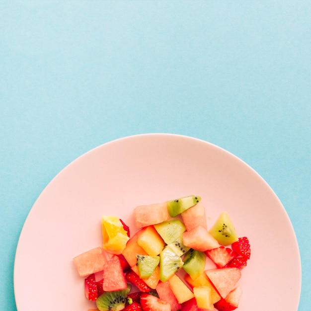 Free photo sliced ripe refreshing tropical fruits on plate