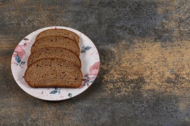 Sliced rye bread on colorful plate