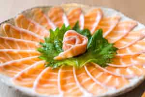 Foto gratuita salmone affettato sashimi