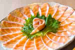 Free photo sliced salmon sashimi