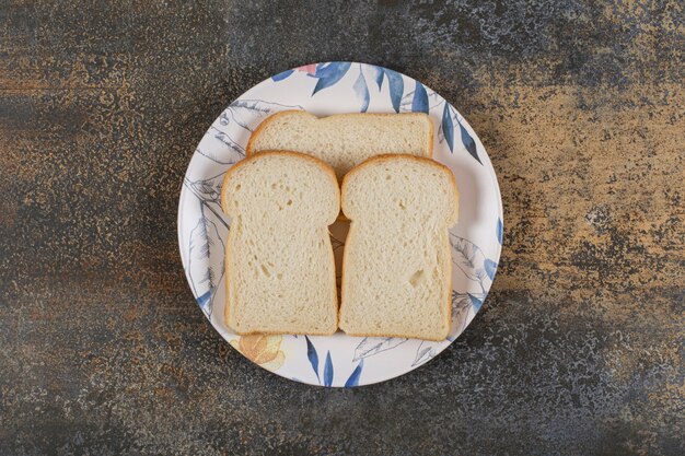 Free photo sliced toast bread on colorful plate.