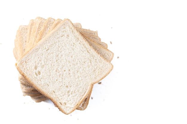 Бесплатное фото Нарезанный белый хлеб на белом фоне