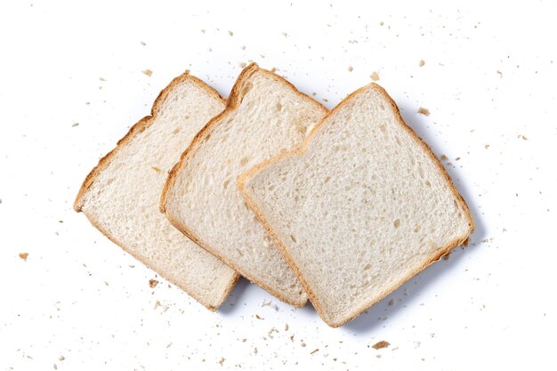 Нарезанный белый хлеб на белом фоне xA