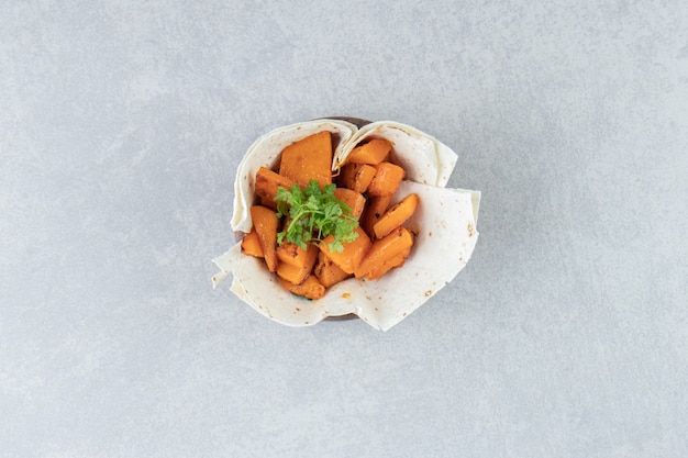 Foto gratuita zucchine a fette su lavash, nella ciotola, sul fondo di marmo.