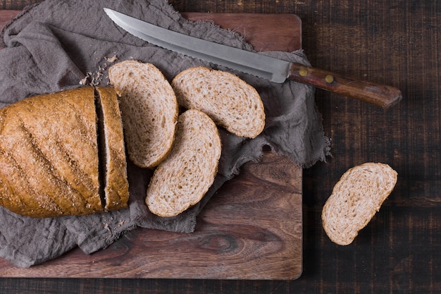 Ломтики хлеба на ткани и нож