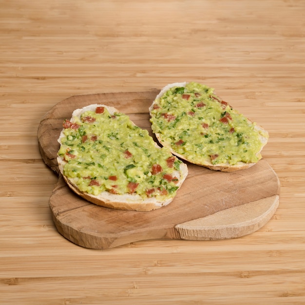 Free photo slices of bread with guacamole