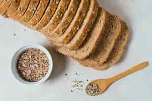 Foto gratuita fette di pane con semi in una ciotola