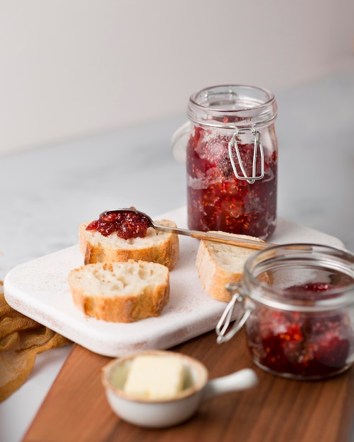 Free photo slices of bread with wild berry jam