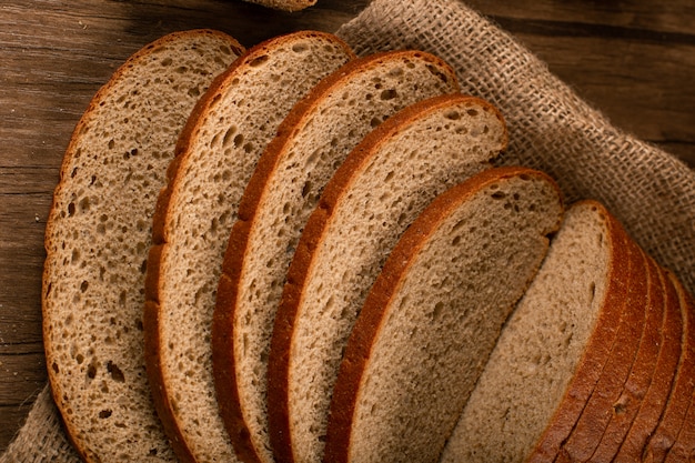 Fette di pane nero sulla tovaglia