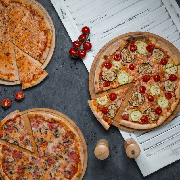 세 가지 종류의 피자에서 잘라낸 슬라이스