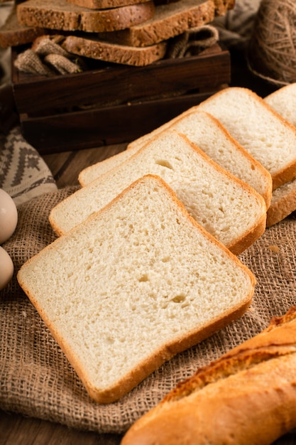 상자와 식탁보에 어두운 빵과 흰 빵 조각
