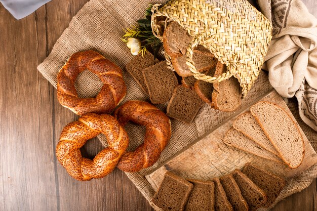 Fette di pane scuro e bianco in scatola con gustosi bagel turchi