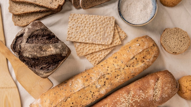 Foto gratuita fette di diversi tipi di pane