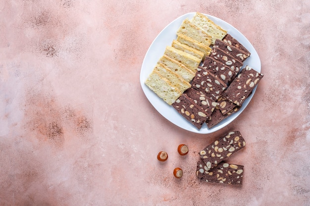 Foto gratuita fette di pane secco con nocciole.