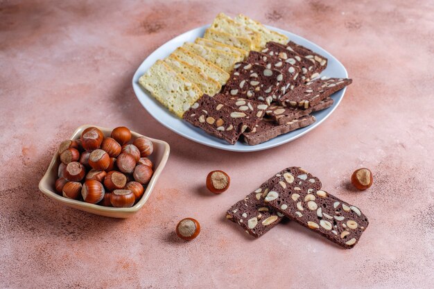 Foto gratuita fette di pane secco con nocciole.