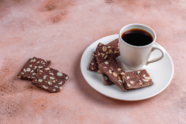 Fette di pane secco con nocciole.