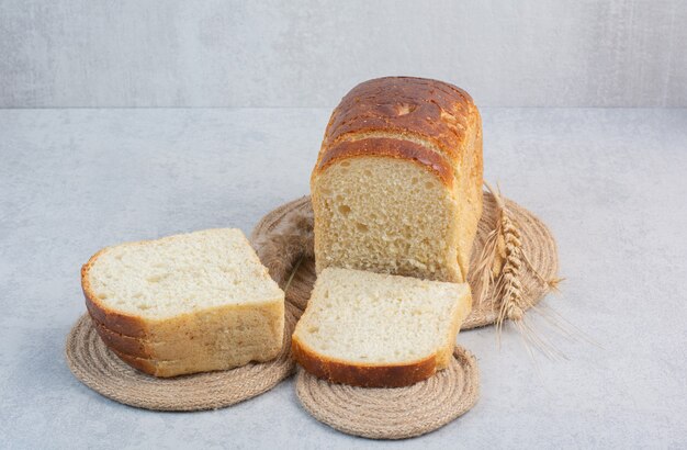 Кусочки свежего хлеба на мраморном фоне. Фото высокого качества
