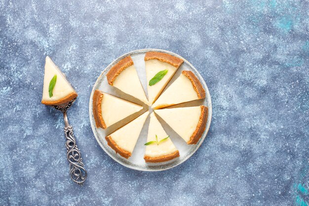 自家製ニューヨークチーズケーキのスライス、トップビュー