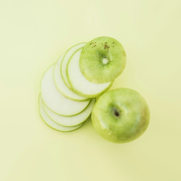 Free photo slices of juicy green apple