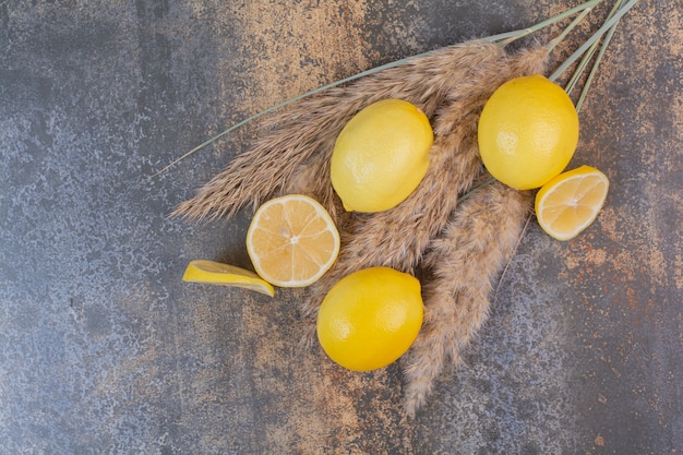 Foto gratuita fette di limone sulla superficie in marmo