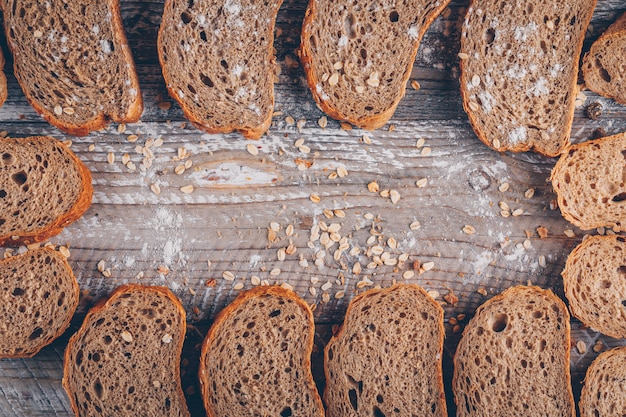 無料写真 木製の表面にパンのスライス