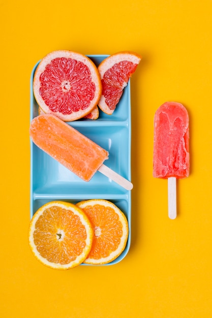 Бесплатное фото Ломтики грейпфрута и апельсина с мороженым вид сверху