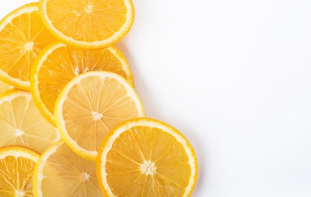 오렌지와 레몬 흰색에 고립의 조각.