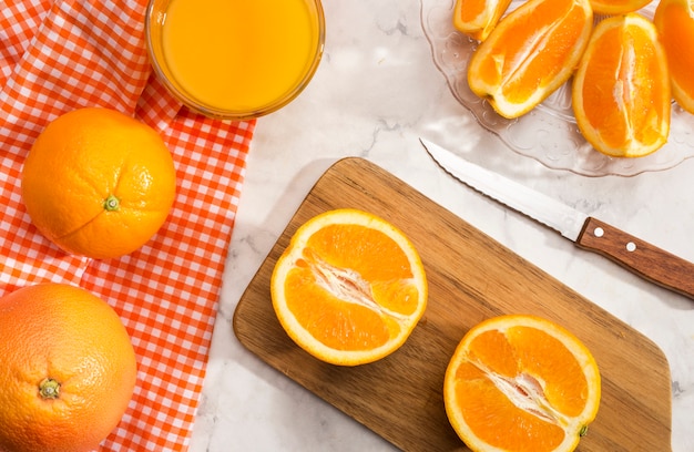 Ломтики апельсина на деревянной доске
