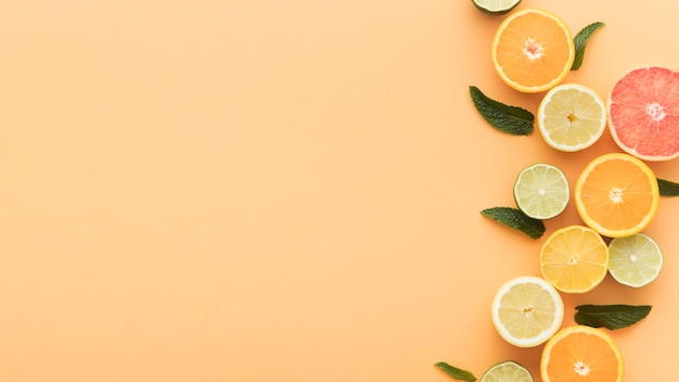 Free photo slices of oranges and lemons copy space