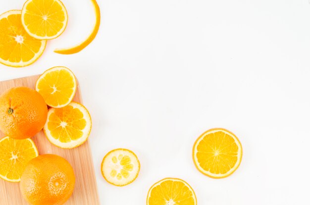 Ломтики апельсинов на белом фоне
