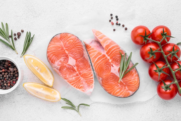 Slices of raw red salmon and tomatoes