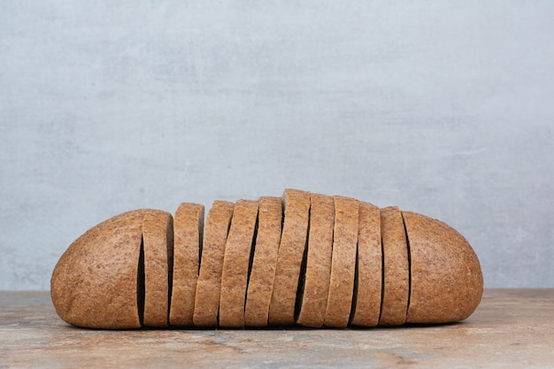 Free photo slices of rye bread on marble table