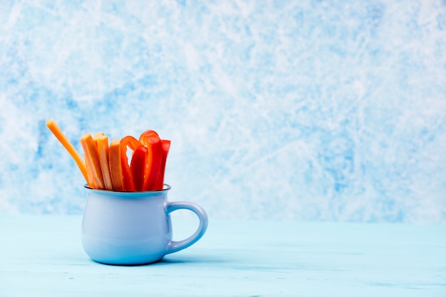 Foto gratuita fette di peperone dolce in una tazza