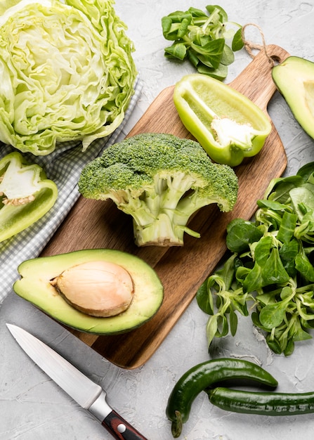 Foto gratuita affetta varie verdure verdi con avocado