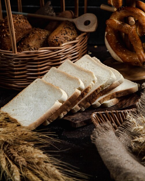 ломтики белого хлеба