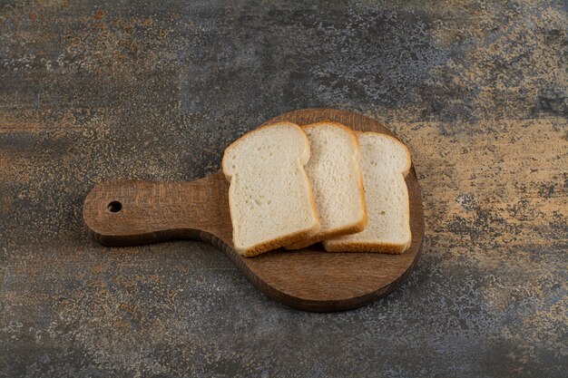 木製のまな板に白パンのスライス
