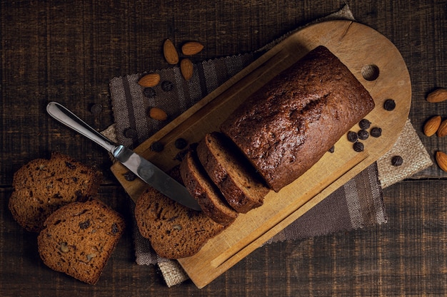 Fette di torta e coltello interi