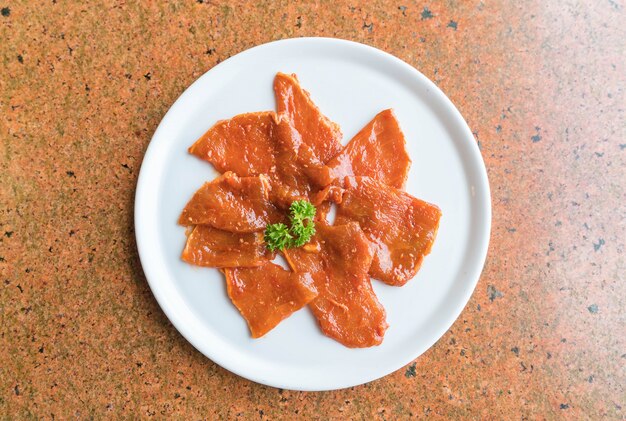 生の肉を滑らせる