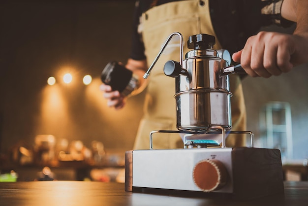スローバーコーヒーカフェ​の​コンセプト​、​バリスタメーカー​が​ホット​ドリンク​を​カップ​に​作り上げている​、​ヴィンテージフィルターメイジ