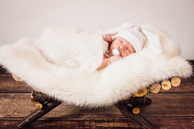 Foto gratuita il piccolo bambino sta nel cesto