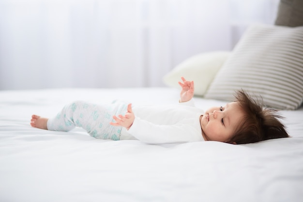 Il piccolo bambino giace sul letto