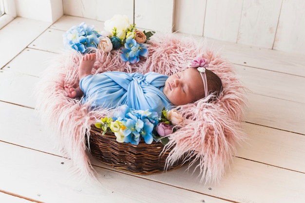 Foto gratuita piccolo bambino che dorme nel cestino