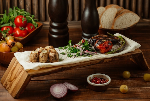 Free photo small baked meat pieces with green salad on a piece of lavash, yukha