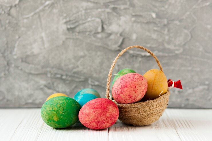 Free Photo small basket and easter eggs